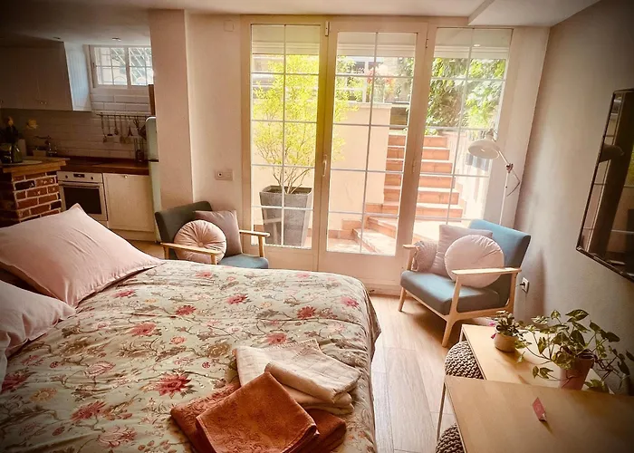 Loft De Estilo Industrial Con Jardin Y Garaje Privados